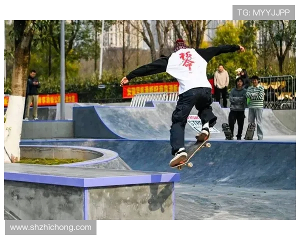 重庆滑板队灵活性探秘：如何在城市街头展现极限运动魅力
